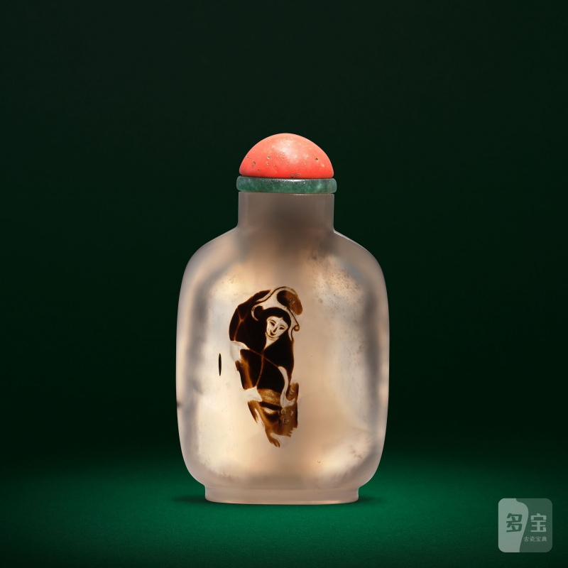 十八/十九世紀 瑪瑙巧雕劉海戲蟾圖鼻煙壺 | A CHALCEDONY SHADOW AGATE 'LIU HAI' SNUFF BOTTLE